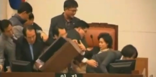 Massenschlägerei im südkoreanischen Parlament