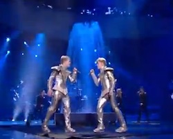 Jedward mit Waterline beim Halbfinale des Eurovision Song Contest